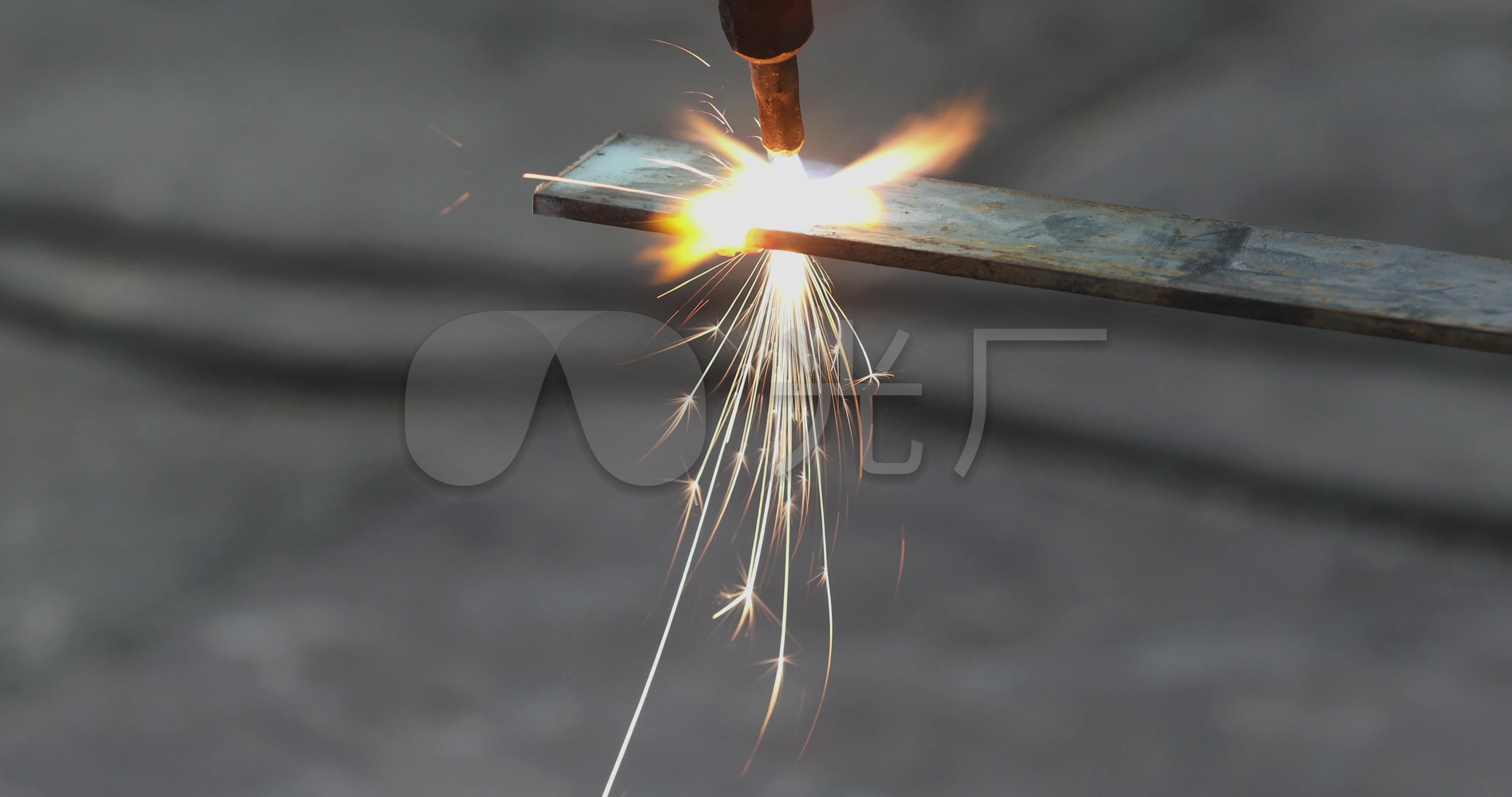 火花四溅：亚洲足球赛场上的壮举表现