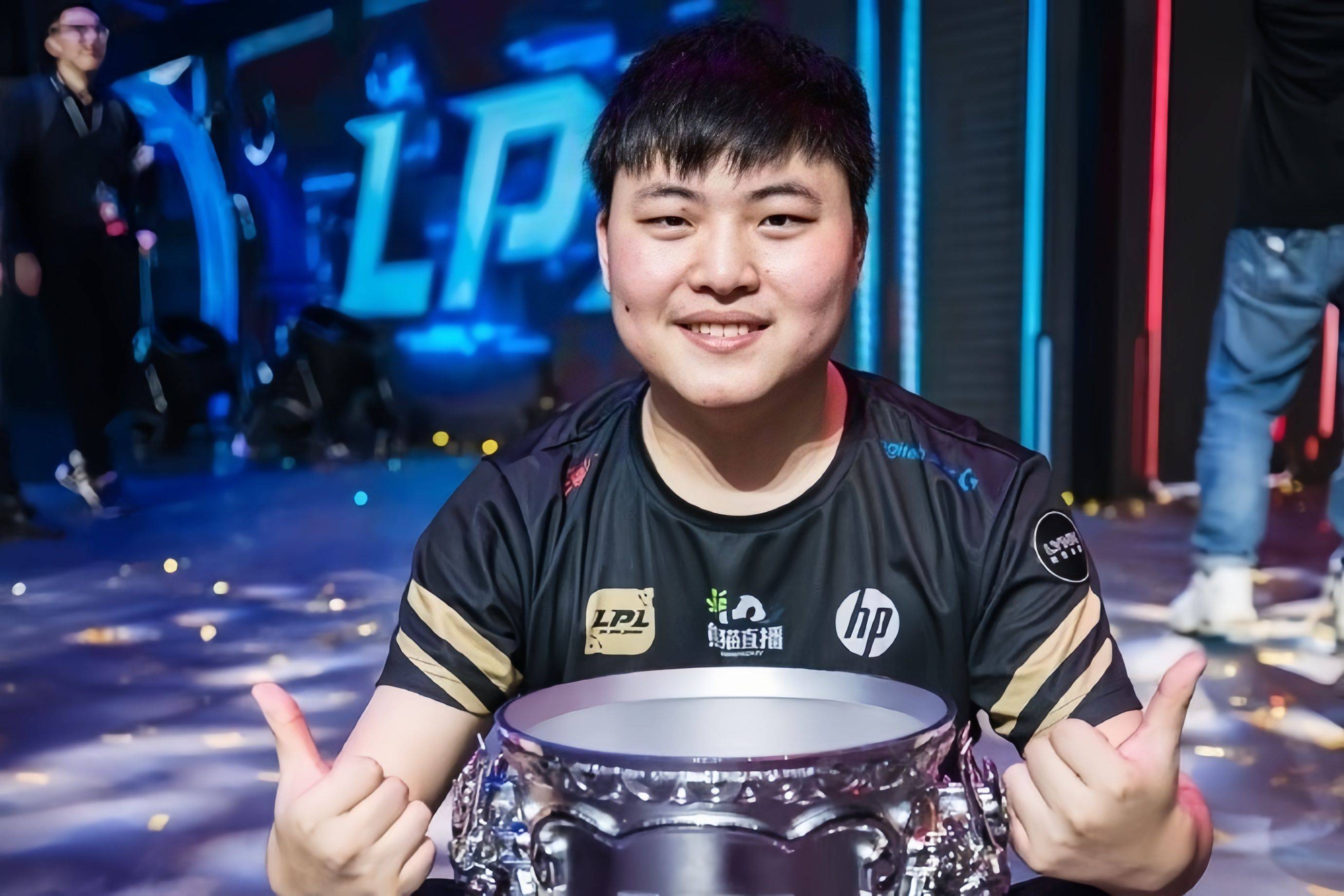  Uzi回归赛场，比分优势明显首场状态亮眼，加拿大队观众沸腾！